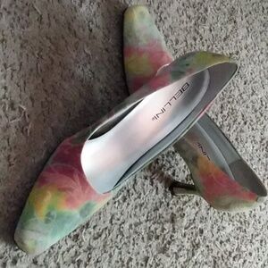 Women's Bellini pumps, size 7.5, very elegant green, red, gold muted tones